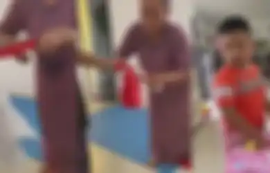 Niat Hati Ingin Bikin Jera Sang Anak, Emak-emak Sengaja Gunting Bendera Merah Putih di Depan Kamera Bikin Geram, Inilah Ancaman Hukumannya