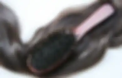 Jangan Disepelekan, Gini Langkah Membersihkan Sisir Sesuai Jenisnya!