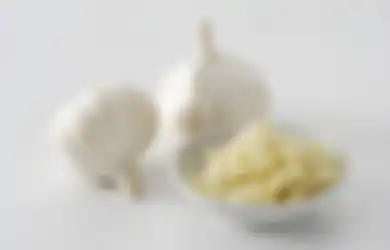 Banyak yang Belum Tahu, Ini Manfaat Tak Terduga Jika Meletakkan Bawang Putih Cincang di Sudut Meja Makan!