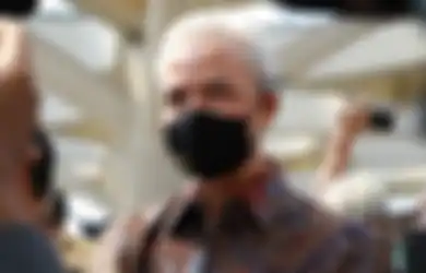 Dihadang Pria Berkopiah Batik, Ganjar Pranowo Diberi Hadiah Ini oleh Mantan Anak Buah Teroris Kelas Kakap, Eks Napiter: Bukti Kami Telah Kembali ke Pangkuan Ibu Pertiwi