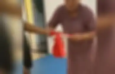 Videonya Bikin Geger Netizen, Begini Motif Emak-emak di Sumedang Sengaja Gunting Bendera Merah Putih di Depan Anaknya