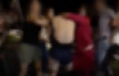  Auto Jadi Bahan Olok-olok, Geng Mama Muda Lucuti Celana Dalam Bu Guru Pelakor yang Asyik Nongkrong dengan Suami Orang