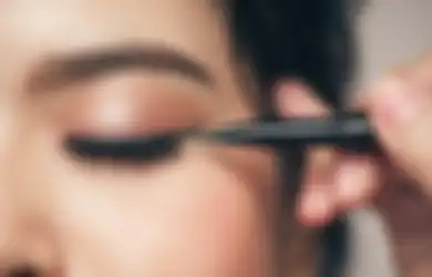 Ini 5 Trik Pakai Eyeliner Biar Lebih Mudah & Cepat. Anti Gagal!