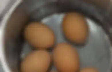 Mitos atau Fakta? Memasak Telur Rebus dengan Panci Aluminium Berbahaya Bagi Tubuh
