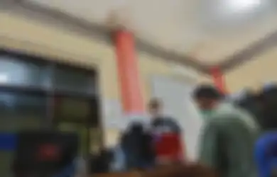 Teriak-teriak 'Besok Kiamat', Pria Ini Tabrak Gerbang Polres Tasikmalaya, Terobos Masuk Hingga Rebut Senjata Polisi, Kenapa?