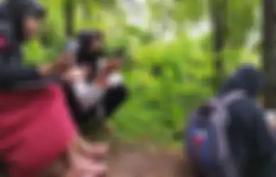 Mas Menteri Terima Kasih Bantuan Kuota Sudah Masuk, Tapi Anak-anak MTs Ini Berebut Pinjam Hape Kamera Hingga Tak Sempat Jawab Soal Ujian