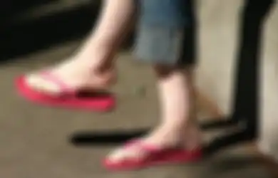 4 Bahaya Terlalu Sering Pakai Sandal Jepit Bagi Kesehatan Kaki. Jangan Diabaikan!