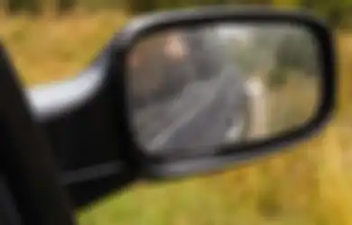 Cara Jitu Hilangkan Air dan Embun Dikaca Spion Mobil Saat Hujan