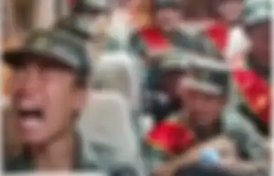 Lihat Tampang Tentara China dalam Bus Ini, Diduga Akan Dikirim ke Perbatasan India, Remaja-remaja Ini Nangis Sesenggukan
