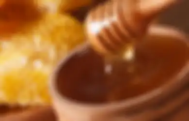 Mau Wajah Mulus dan Halus? Coba Cuci Muka Pakai Madu! Gini Caranya!