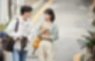 Duh, Doi Terus Bahas Mantan di Kencan Pertama! Kita Harus Apa?