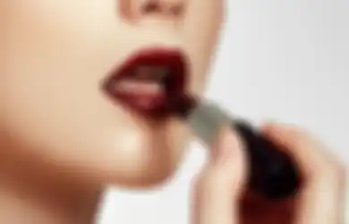 Sering Pakai Lipstik Bikin Bibir Kering? Ini Cara Agar Bibir Tetap Halus!