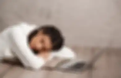Kebiasaan Tidur di Lantai Bikin Gampang Sakit? Ketahui Bahayanya!