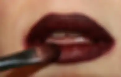 Jadi Aneh, 4 Warna Lipstik Ini Harus Dihindari Pemilik Bibir Kecil!