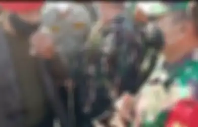 Tampak Tenang Meski Ditunjuk-tunjuk Gatot Nurmantyo, Begini Sosok Perwira TNI AD yang Rebut Kertas Orasi Pensiunan Jenderal TNI di TMP Kalibata