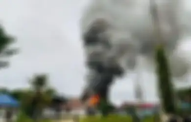 Ricuh di Papua, Massa Serang Polsek dan Bakar Kantor Dinas, Diduga Kecewa dengan Hasil Tes CPNS, Kapolres: Tembakan Peringatan untuk Buka Blokade Jalan