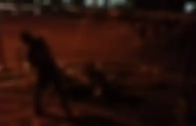 Ogah Dibubarkan, Massa Berpakaian Serba Hitam Nekat Rusak Mobil Covid Hunter Polrestabes Bandung, Polisi: Sengaja Merusuh
