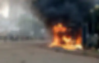 Demo Ricuh Hingga Bakar Pos Polisi di Dekat Istana Negara, Ternyata Jokowi Malah Pergi Ke Tempat Ini, Sengaja Hindari Massa Buruh? 