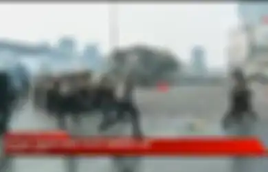 Demo Mahasiswa Tolak UU Cipta Kerja Hari Ini Bentrok di Harmoni, Polisi Tembakan Gas Air Mata Berkali-kali