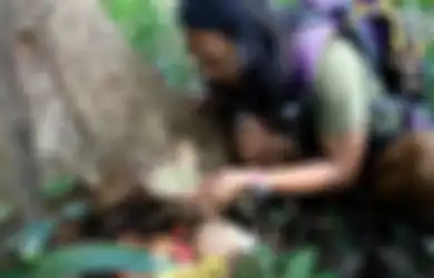 Dilahap Habis Tanpa Takut Kesambet, Youtuber Petualang Ini Suguhkan Konten 'Mukbang' di Luar Nalar, Makan Habis Sesajen Pesugihan di Tengah Hutan