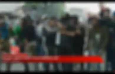 Usai Bentrok di Harmoni, Pendemo Tolak UU Cilaka Kini Peluk dan Salami Polisi