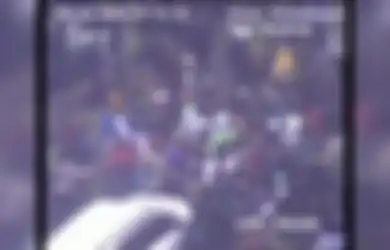 Polisi Lewat Tiba-tiba Digeruduk Massa, Sosok Berjas Almamater Ini Curi Perhatian, Begini Aksi Heroiknya Selamatkan Aparat