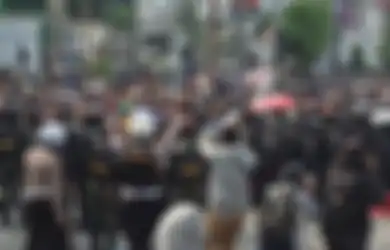 Ambruk Usai Terkena Lemparan Batu, Seorang Pendemo di Simpang Harmoni Ditolong Prajurit TNI: Sakit Pak...