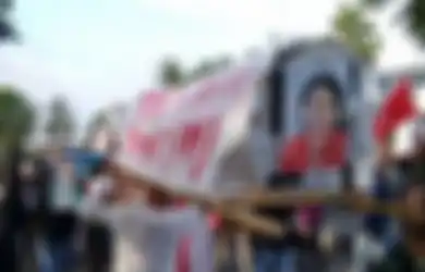 Arak Keranda dengan Foto Puan Maharani, Ini Sosok Mahasiswi Berhijab yang Ikut Nginap di Sel Polisi, Terbiasa Jadi Jenderal Lapangan