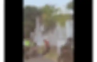 Tampak Mendaratkan Helmnya pada Dua Pemuda, Pria Berseragam Polisi Disebut Gebuk dan Culik Mahasiswa di Lampung, Humas Polda: Kita Memang Patroli