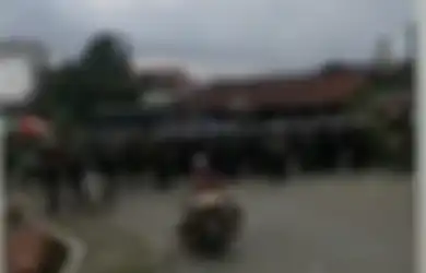 Emang Enggak Punya Rasa Takut, Emak-emak Bawa Bebek Nekat Tembus Barikade Polisi yang Sedang Amankan Demo UU Cipta Kerja, Kompol Nono Rusmana: Mana Bisa Kita Tahan