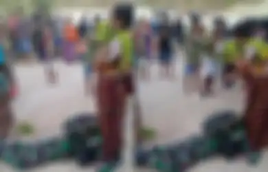Bapaknya Meninggal Saat Dirinya Tempuh Pendidikan, Prajurit TNI Ini Bersimpuh Cium Kaki Sang Ibu Saat Pulang, Tangisnya Pecah Tak Peduli Dilihat Banyak Orang