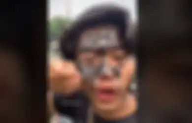 Akui Terapkan Protokol Covid-19 Saat Demo, Cowok Ini Malah Pake Masker Wajah Sekali Pake