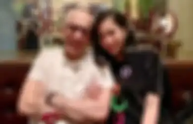 Senyum Girang, Bunga Zainal Sindir Balik Netizen Nyinyir yang Kepanasan Lihat Kebahagiaannya dengan Suami Tajir: Gampang Banget Panas, Lahir di atas Kompor Ya?