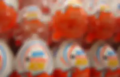 Berhasil Bikin Anaknya Trauma, Bapak Ini Ngide Ganti Isi Kinder Joy Jadi Telur Asin