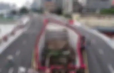 3 Rumah Yang Berdiri di Tempat Paling Absurd, Dari Di Tengah Bandara Sampai Dihimpit Flyover