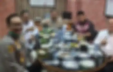 Tampak Senyum dan Mengacungkan Jempol ke Arah Kamera, Beredar Foto Brigjen Prasetijo dan Irjen Napoleon Disajikan Makanan oleh Kejari Jaksel, Kejagung Sebut Sesuai SOP