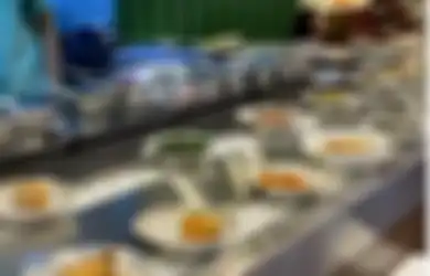 Nggak Cuman Resto Sushi Aja, Restoran Padang ini Pake Conveyor Belt Juga, Keren!
