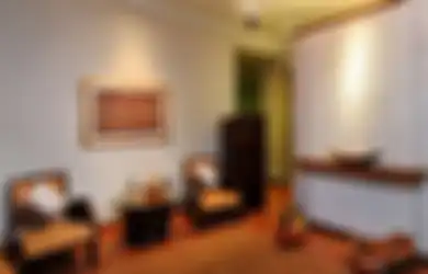 Hangatnya Foyer Bergaya Bali dengan Cahaya Artistik, Begini Desainnya