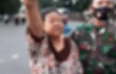 Tembak Gas Air Mata Hingga Masuk Pemukiman, Polisi yang Bubarkan Demo Dilabrak Nenek Roslina Hingga Dikata-katai di Depan Mukanya, Petugas: Mestinya Marahnya ke Mahasiswa