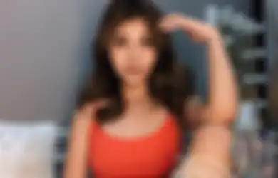 5 Gaya Kekinian Maureen Daryanani Padukan Ripped Jeans. Hot!