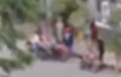 Pembayaran Barang Online Shop Seret, 2 Emak-emak Nekat Adu Pukul di Depan Mal Kota Madiun, Videonya Langsung Viral, Begini Keterangan Polisi