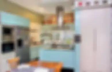 Pantry Cantik Kebiruan di Area Depan, Persembahan bagi Sang Istri