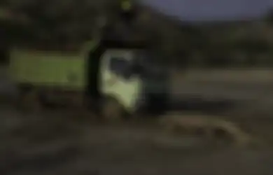 Trending #Savekomodo yang Hadang Truk Proyek 'Jurassic Park', Bikin Netizen Geram!