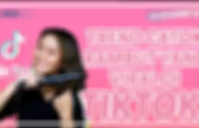 Hits Banget, Ini Tutorial Bikin Rambut Jadi Curly Pakai Catokan Ala TikTok. Simpel!