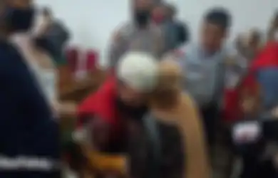 Kaget Dengar Vonis Suami, Istri Satpam yang Bela Diri Demi Melindungi Aset Negara Pingsan di Ruang Sidang, Teman: Rekan Kami Dikorbankan