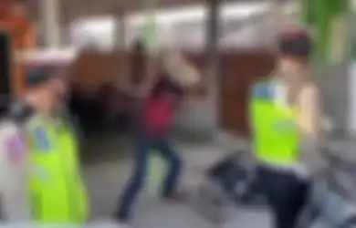 Viral Video Pengendara Roda Dua Rusak Motornya Dengan Batu Karena Nggak Terima Ditilang