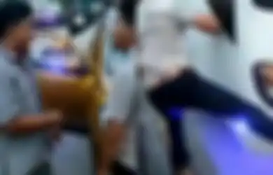 Viral, Adu Mulut di tengah Jalan Sebut Mobilnya Lecet-lecet Karena Kesenggol, Pengemudi Ini Nekat Hantam Spion Bus, Netizen: Belagu Amat