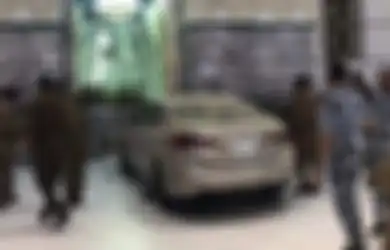 Melaju Tak Terkendali dengan Kecepatan Tinggi, Viral Sebuah Mobil Libas Pintu Gerbang Masjidil Haram, Begini Nasib Pelaku