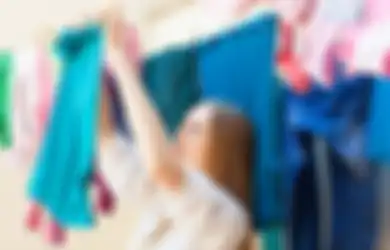 Manfaatkan Kipas Angin atau Hair Dryer, Begini Cara Mengatasi Baju Bau Apek Saat Kehujanan!