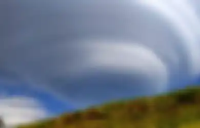 Awesome! Beredar Foto Awan Berbentuk Unik di Tawangmangu Jawa Tengah Bernama Lentikular
